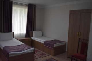 Отель Отель Хан Теңири Kerben Односпальная кровать в общем номере с 6 кроватями-5