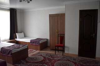 Отель Отель Хан Теңири Kerben Односпальная кровать в общем номере с 6 кроватями-8