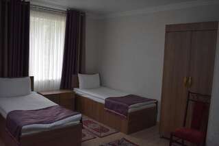 Отель Отель Хан Теңири Kerben Односпальная кровать в общем номере с 6 кроватями-1